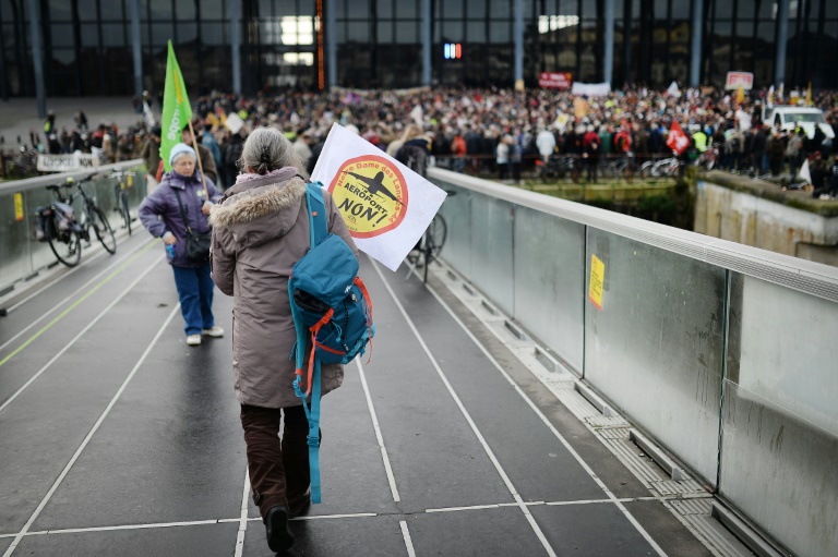 Des opposants au projet de Notre-Dame-des-Landes devant le palais de justice de Nantes, le 13 janvier 2016. © AFP