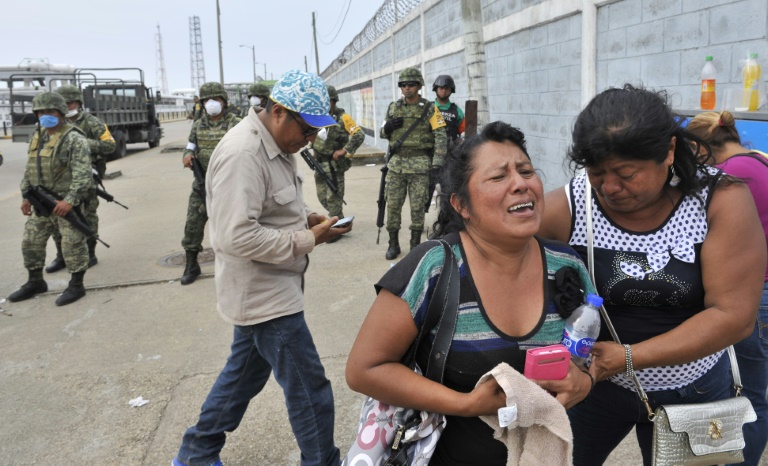 Des proches des ouvriers du complexe pétrochimique en attente de nouvelles le 21 avril 2016 à  Coatzacoalcos. © AFP