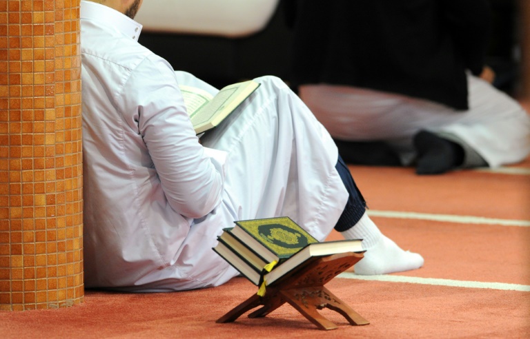 Un musulman prie dans une mosquée de Brest, le 20 novembre 2015
. © AFP