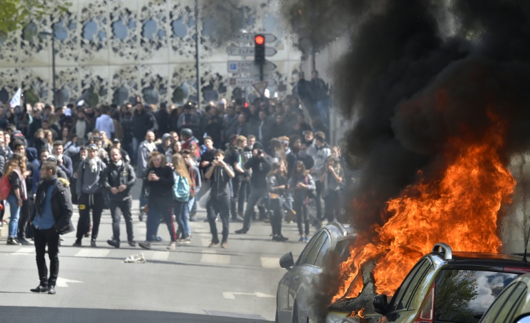 Véhicules incendiés lors de la manifestation contre la loi travail le 28 avril 2016 à Paris. © AFP