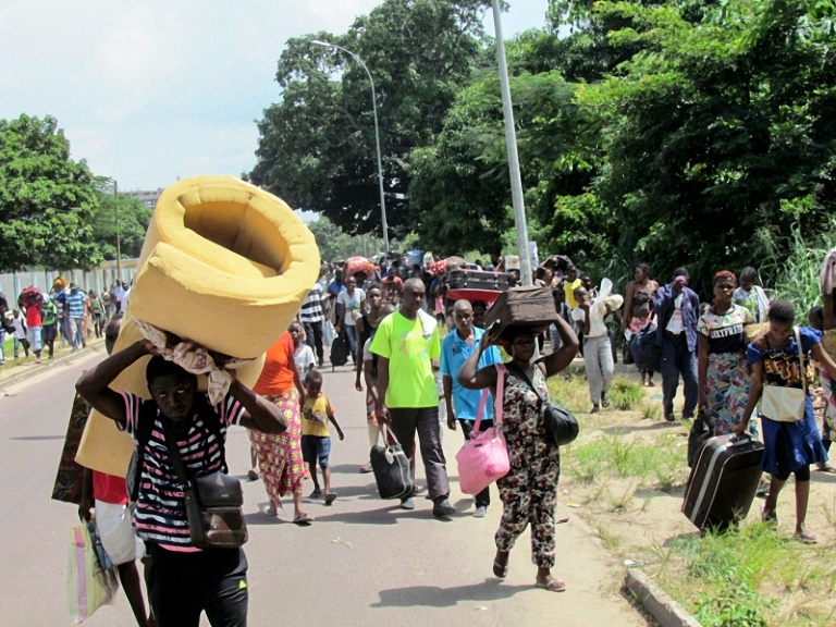 Des habitants fuient le sud de Brazzaville, théâtre de combats, le 4 avril 2016. © AFP