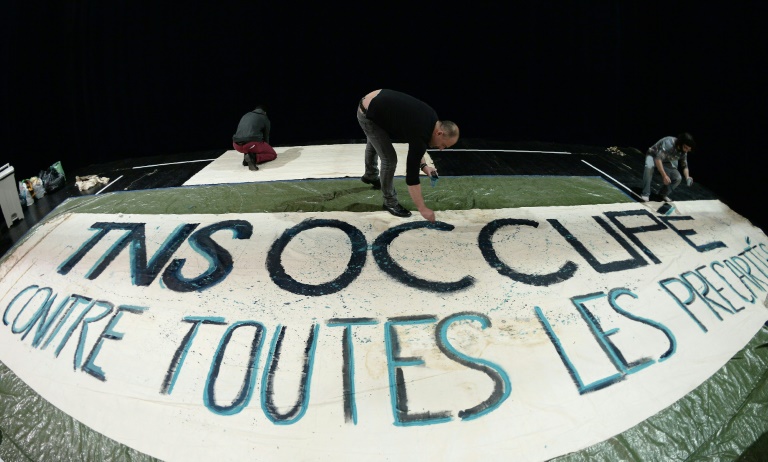 Des intermittents préparent des banderoles en occupant le Théâtre national de Strasbourg, le 27 avril 2016. © AFP