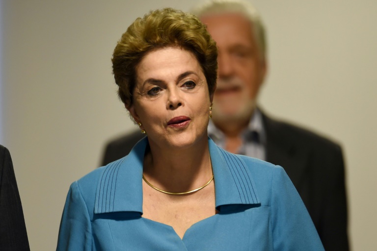 La présidente de gauche du Brésil Dilma Rousseff arrive pour donner une conférence de presse au palais Planalto (présidence) à Brasilia, le 18 avril 2016, au lendemain du vote sur sa destitution. © AFP