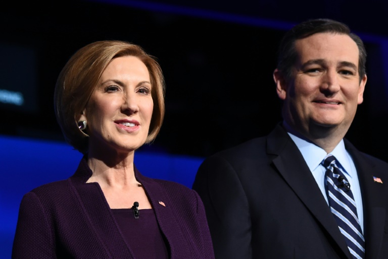 Le sénateur du Texas et candidat aux primaires républicaines Ted Cruz, et Carly Fiorina, ex-PDG de Hewlett Packard, qui fut candidate aux primaires, à Boulder, dans le Colorado, le 28 octobre 2015. © AFP