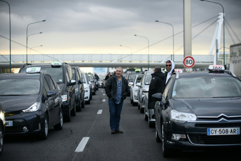 Des chauffeurs de taxis bloquent le périphérique de Toulouse le 4 avril 2016 pour dénoncer la concurrence des VTC (véhicules de transport avec chauffeur) et des plateformes numériques. © AFP