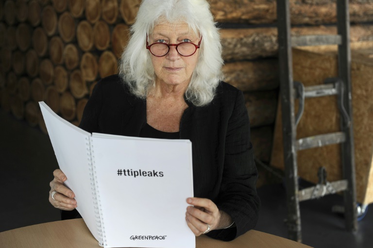 La directrice de Greenpeace Pays-Bas, Sylvia Borren tenant les documents révélant les négociations du TTIP le 2 mai 2016 à Amsterdam. © AFP